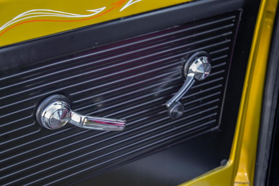Детали интерьера Chevrolet C10 Custom 1967 года  (фото 64 из 145)